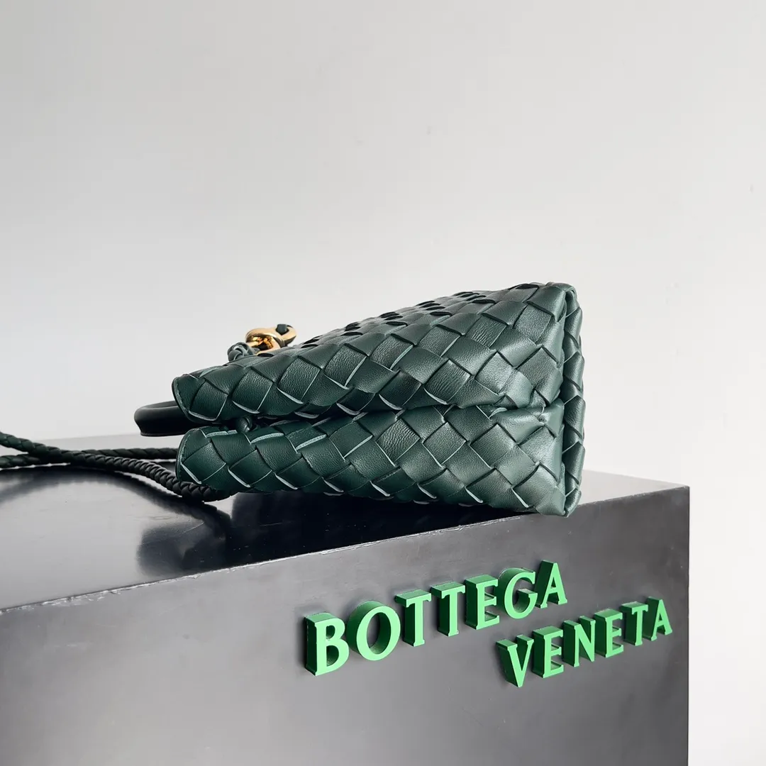 The 2023 new Andiamo batch of 1860 BV has been shipped‼ ️Really popular🔥The new Andiamo woven handbag launched by Bottega Veneta this season is really popular all over the world! ! Celebrities at home and abroad have worn it, and Oscar-winning actress Michelle Yeoh has taken it out on the street. Song Jia, Trai Yara, Yu Feihong, Sanji Ayaka, Rosie Hunting-Whiteley, Yoshioka Riho, etc. have all picked up this bag. It is classic and versatile, showing off its temperament, and the bag capacity is also large, which is very convenient for daily commuting! ! A variety of carrying methods, the shoulder straps can be adjusted by yourself, the original lambskin feels soft and delicate, and the neutral style is made to break gender boundaries and bring a more practical and longer-lasting use experience. Andiamo, which has both elegant and casual styles, perfectly interprets the true appearance of "fashionable old money style". Style number: 743568 Size: 25*22*10.5cm